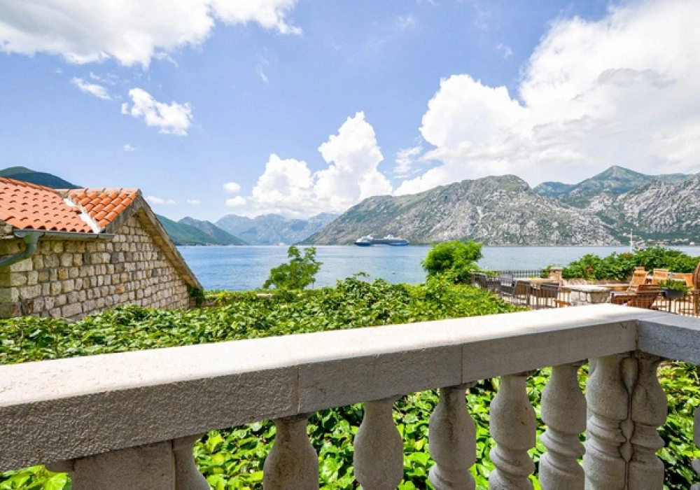 Kamena-kuca-uz-more-sa-pristanistem-u-Dobroti-Kotor-14 Kuća – Dobrota, Kotor — fotografija 15