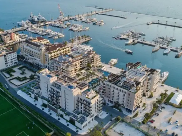 Dvosoban stan uz more u Porto Montenegru