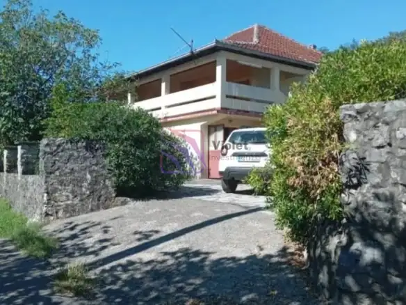 Kuća sa dvorištem i bazenom u Novom Selu