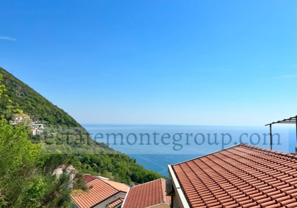 Trosobna-kuca-sa-dvoristem-u-Becicima-Budva-1 Kuća 90 m² – Bečići, Budva — fotografija 2