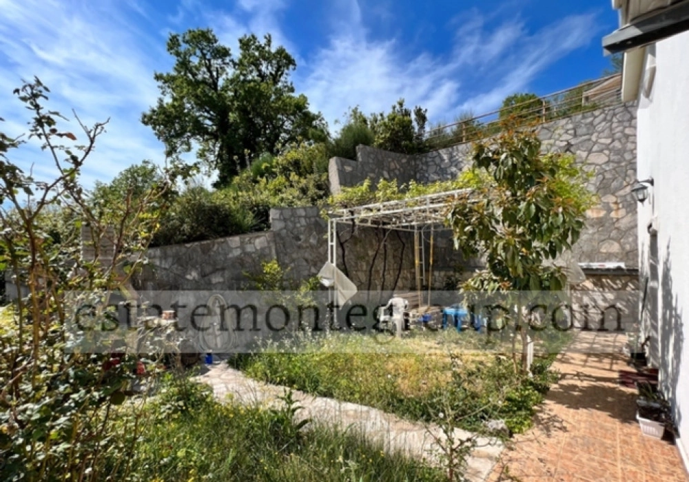 Trosobna-kuca-sa-dvoristem-u-Becicima-Budva-3 Kuća 90 m² – Bečići, Budva — fotografija 4