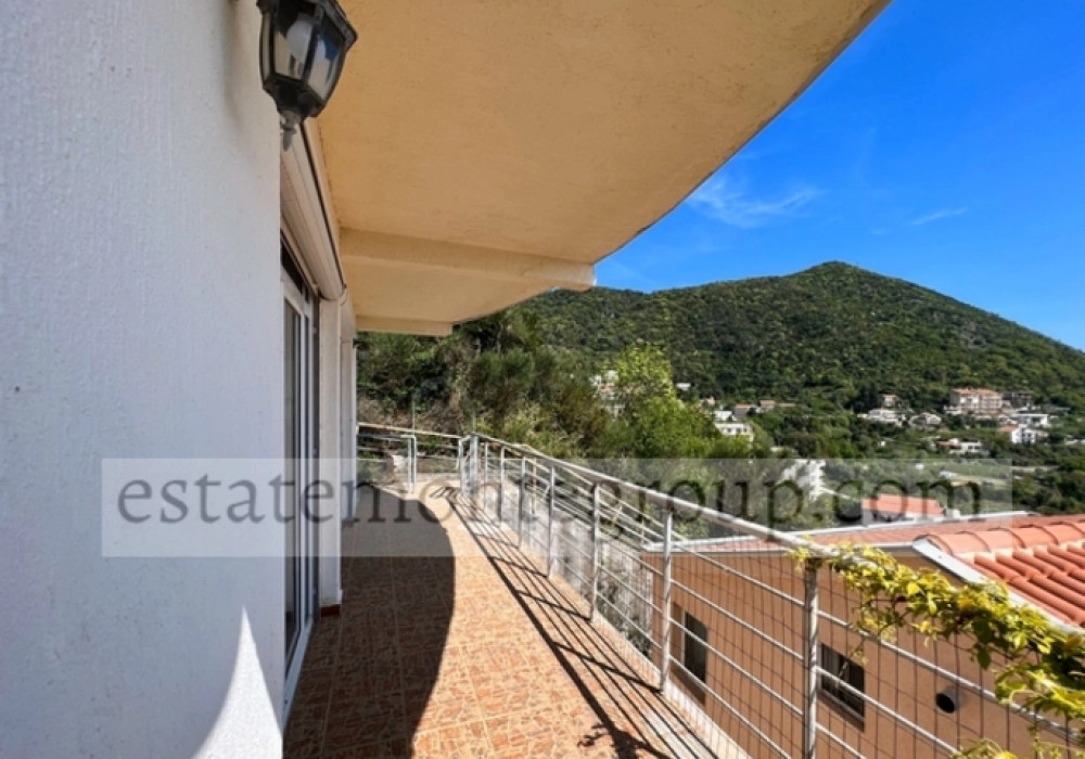 Trosobna-kuca-sa-dvoristem-u-Becicima-Budva-4 Kuća 90 m² – Bečići, Budva — fotografija 5