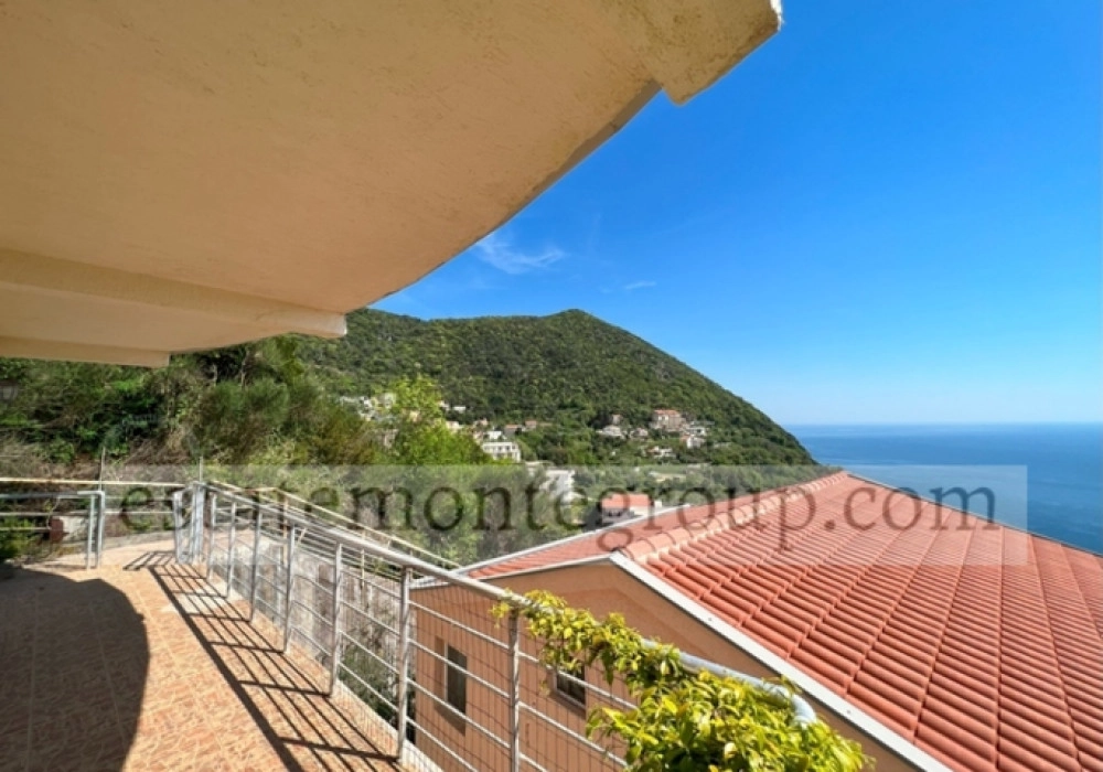 Trosobna-kuca-sa-dvoristem-u-Becicima-Budva-6 Kuća 90 m² – Bečići, Budva — fotografija 7