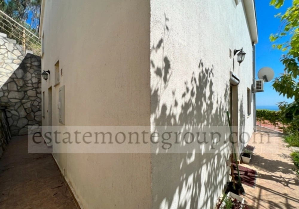 Trosobna-kuca-sa-dvoristem-u-Becicima-Budva-7 Kuća 90 m² – Bečići, Budva — fotografija 8