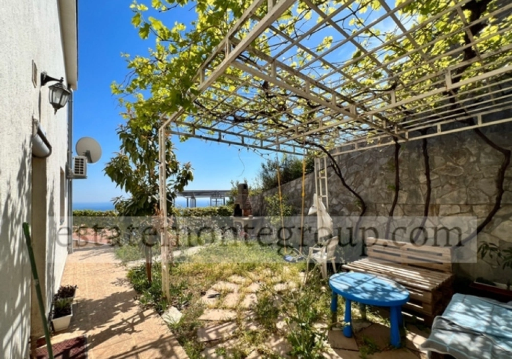 Trosobna-kuca-sa-dvoristem-u-Becicima-Budva-8 Kuća 90 m² – Bečići, Budva — fotografija 9