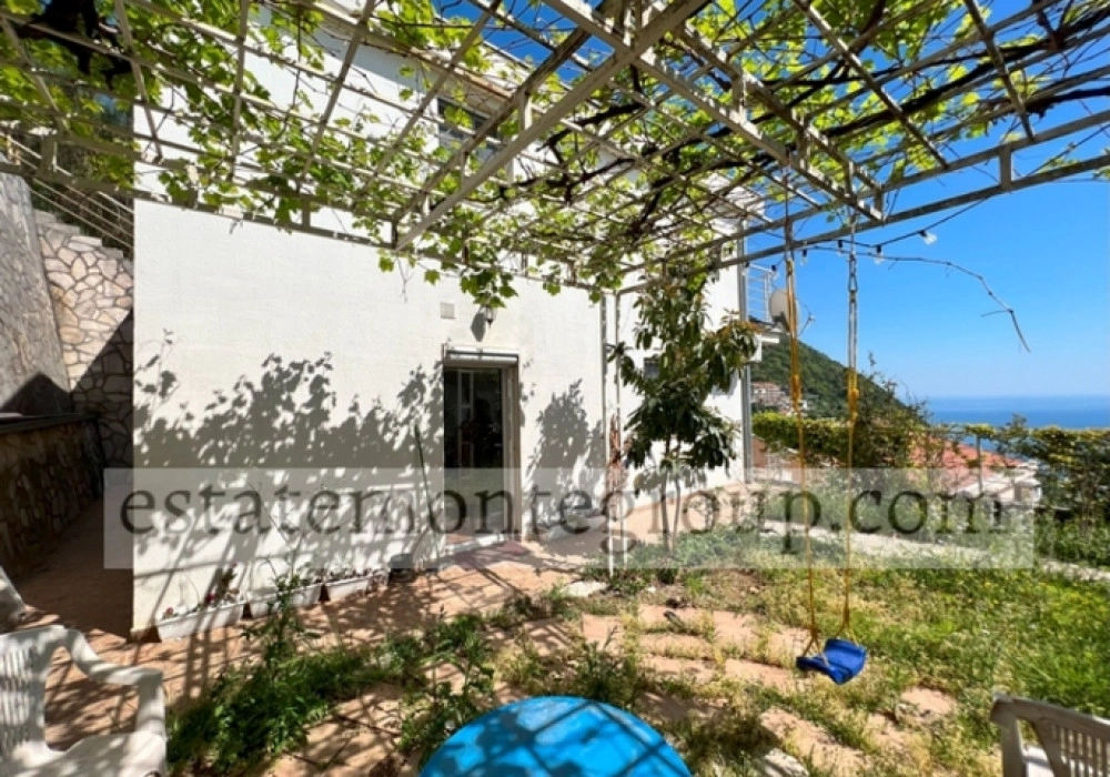 Trosobna-kuca-sa-dvoristem-u-Becicima-Budva-11 Kuća 90 m² – Bečići, Budva — fotografija 12