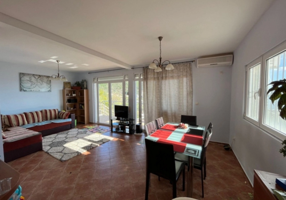 Dvosoban-stan-sa-dvoristem-u-Becicima-Budva-2 Dvosoban stan 90 m² – Bečići, Budva — fotografija 3