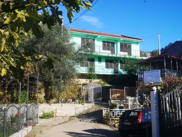 Kuća sa dvorištem u Vitićima