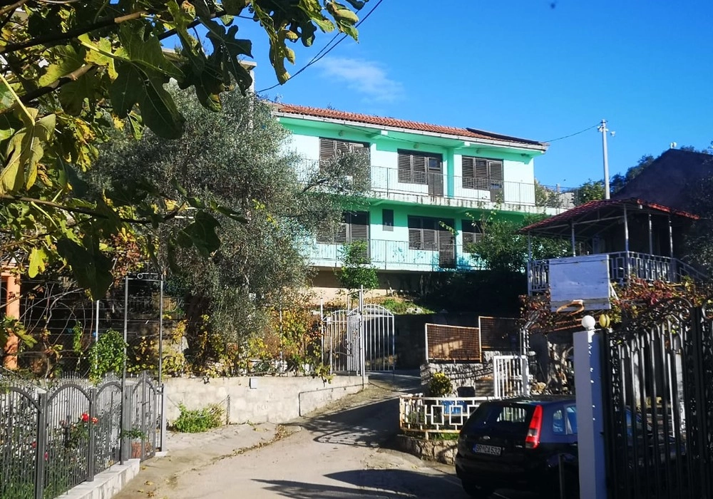 Kuca-sa-dvoristem-u-naselju-Vitici-Bar Kuća sa dvorištem u Vitićima