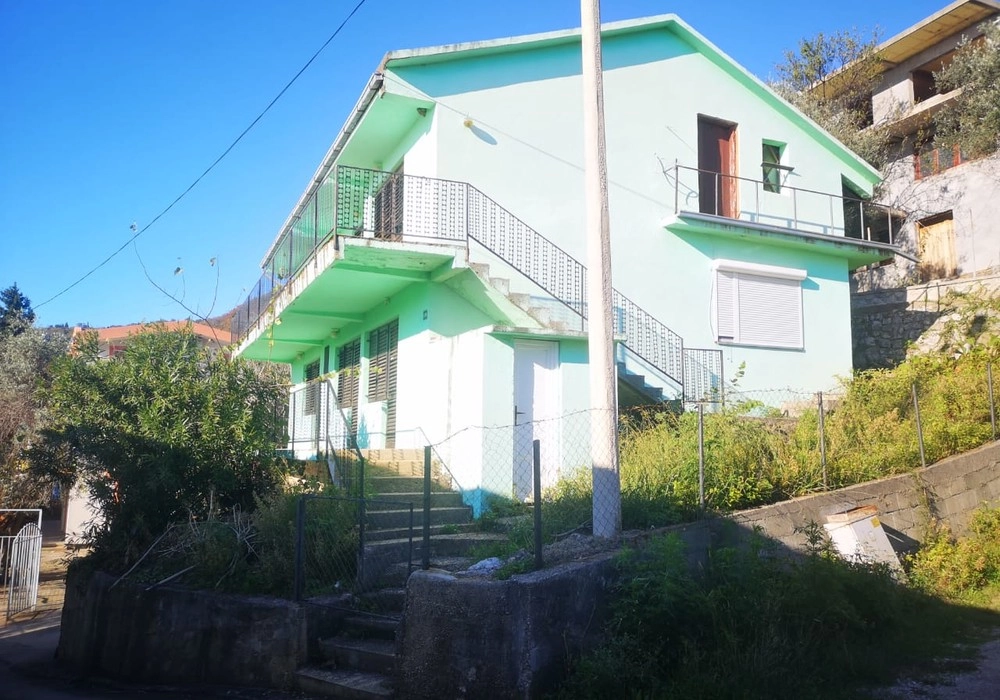 Kuca-sa-dvoristem-u-naselju-Vitici-Bar-5 Kuća 225 m² – Vitići, Bar — fotografija 6