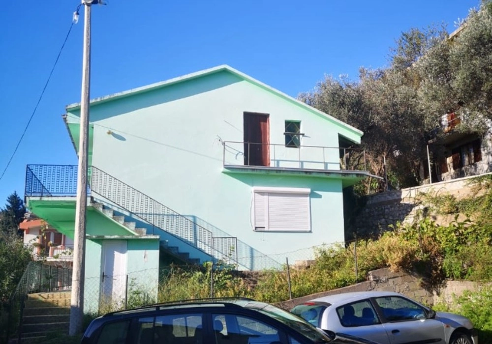 Kuca-sa-dvoristem-u-naselju-Vitici-Bar-6 Kuća 225 m² – Vitići, Bar — fotografija 7