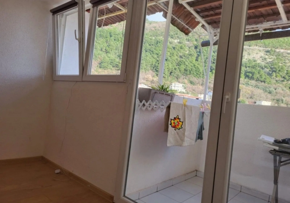 Dvosoban-stan-sa-terasom-u-Budvi-7 Dvosoban stan 60 m² – Rozino, Budva — fotografija 8