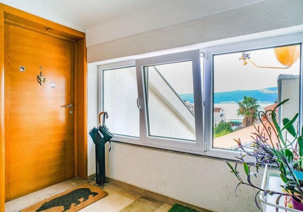 Dvosoban-stan-sa-pogledom-na-more-Mazina-Tivat-3 Dvosoban stan 65 m² – Mažina, Tivat — fotografija 4