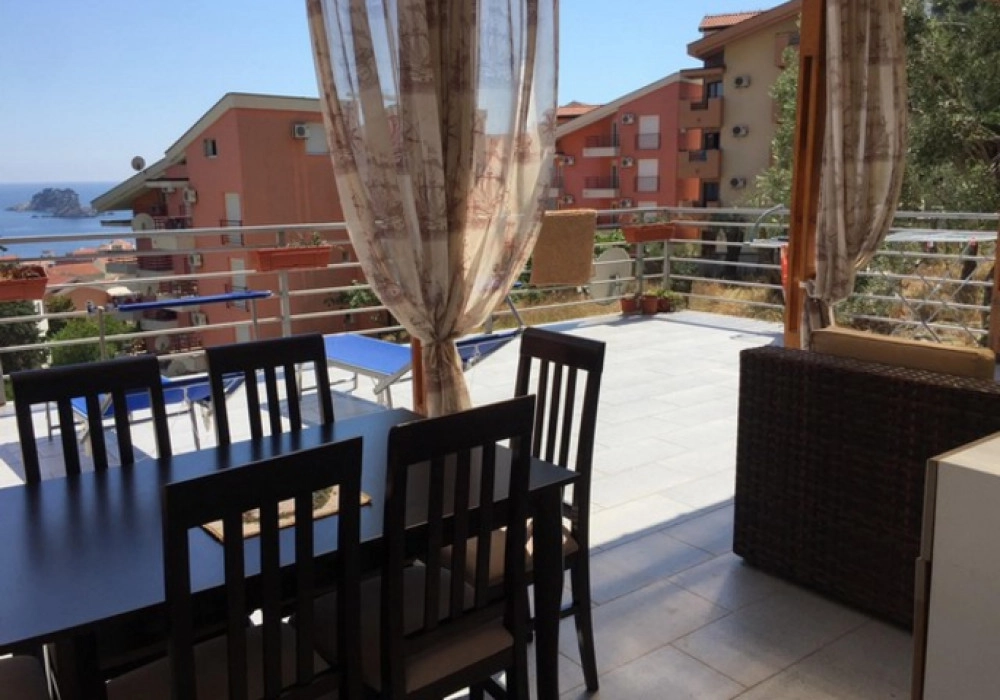 Dvosoban-stan-s-terasom-u-Petrovcu-Budva-12 Dvosoban stan 128 m² – Petrovac, Budva — fotografija 13