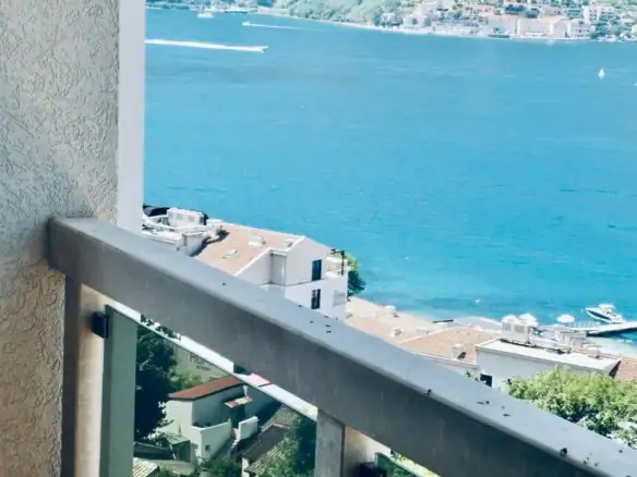 Dvosoban stan sa pogledom na more u Dobroti