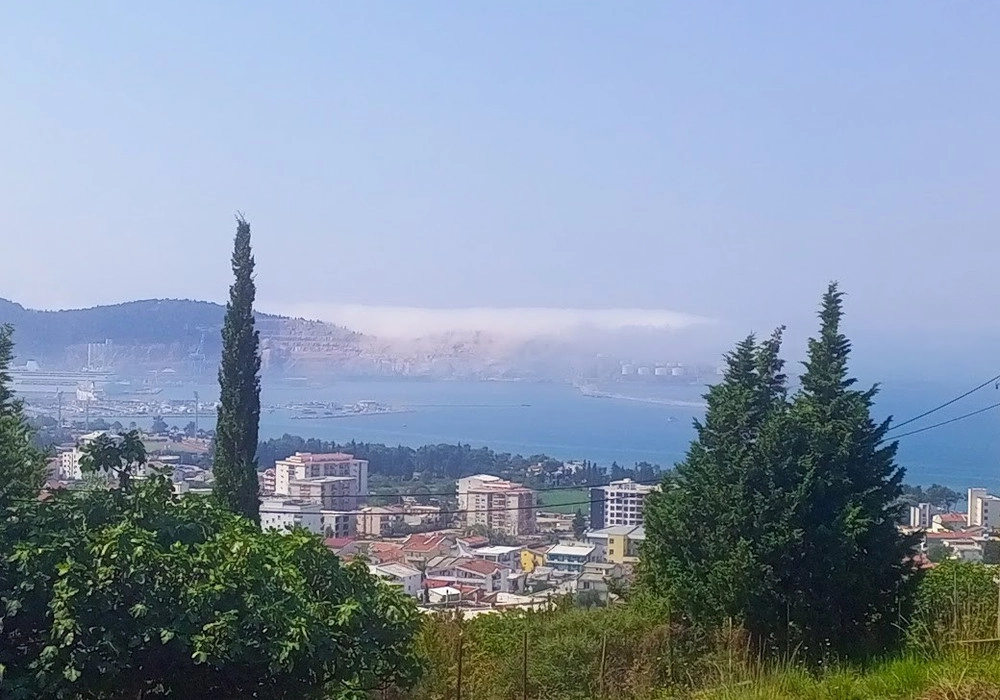 Kuca-sa-dva-stana-u-Susnju-Bar Kuća sa pogledom na more u naselju Rena