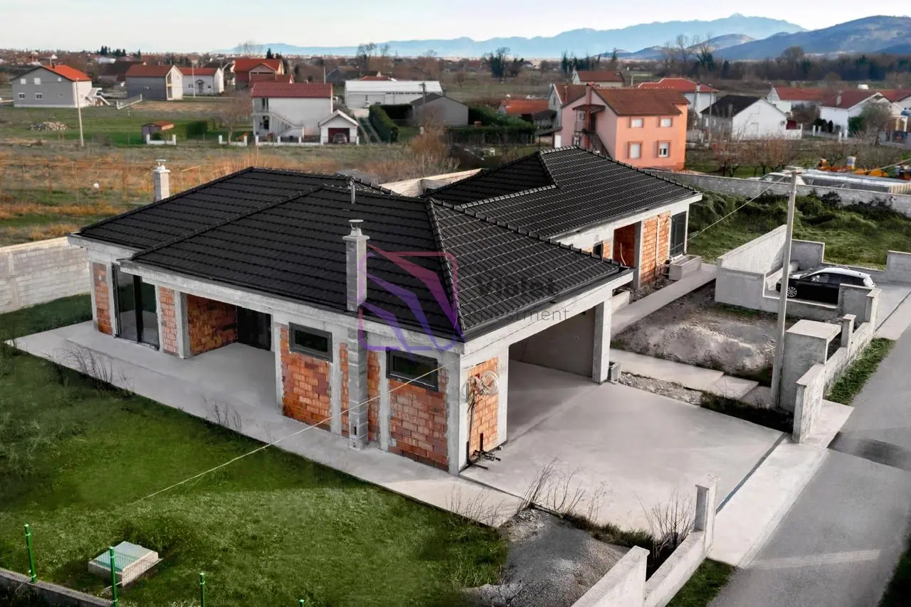 Kuca-sa-bazenom-u-naselju-Farmaci-Podgorica-6 Kuća 259 m² – Farmaci, Podgorica — fotografija 7