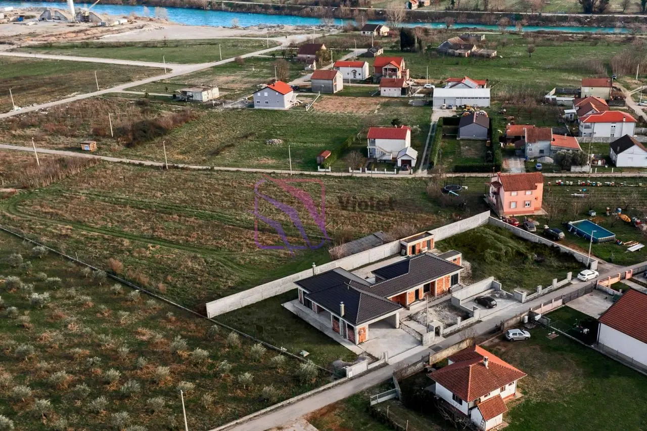 Kuca-sa-bazenom-u-naselju-Farmaci-Podgorica-7 Kuća 259 m² – Farmaci, Podgorica — fotografija 8