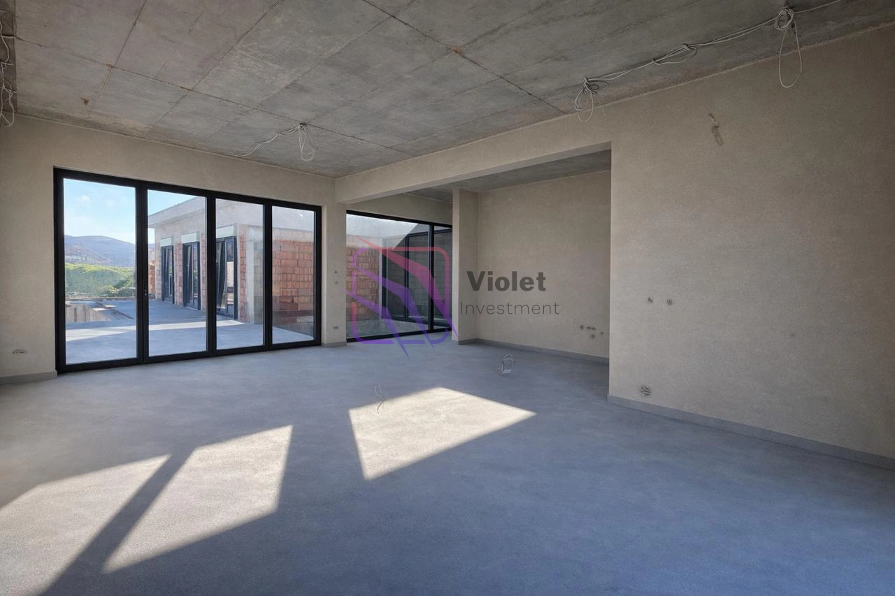 Kuca-sa-bazenom-u-naselju-Farmaci-Podgorica-11 Kuća 259 m² – Farmaci, Podgorica — fotografija 12