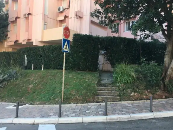 Dvosoban stan sa dvorištem u Petrovcu