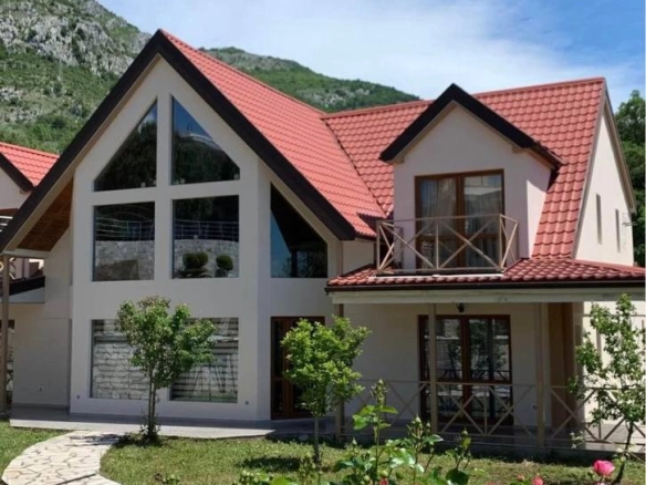 Dvospratna kuća od cedrovine sa bazenom