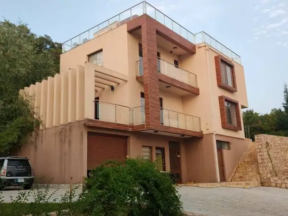 Kuća sa baštom u Dobroj Vodi
