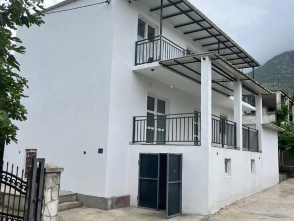 Kuća sa dva apartmana u Sutomoru