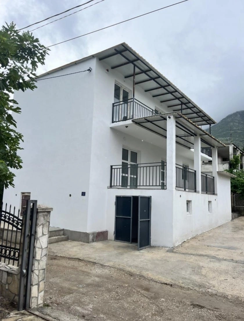 Kuca-sa-dva-apartmana-u-Sutomoru-Bar Kuća sa dva apartmana u Sutomoru