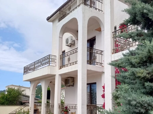 Kuća sa tri sprata u Sutomoru