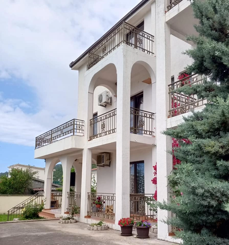 Kuca-sa-tri-sprata-u-Sutomoru-Bar Kuća sa tri sprata u Sutomoru