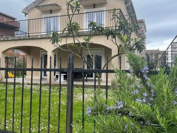 Kuća sa placom u Lastvi Grbaljskoj