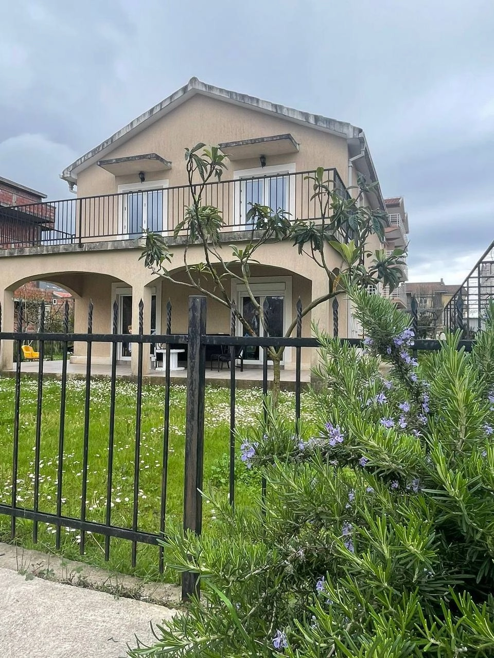 Kuca-sa-placom-u-Lastvi-Grbaljskoj-Budva Kuća sa placom u Lastvi Grbaljskoj