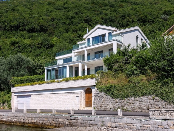 Kuća na prvoj liniji mora u Lepetanima