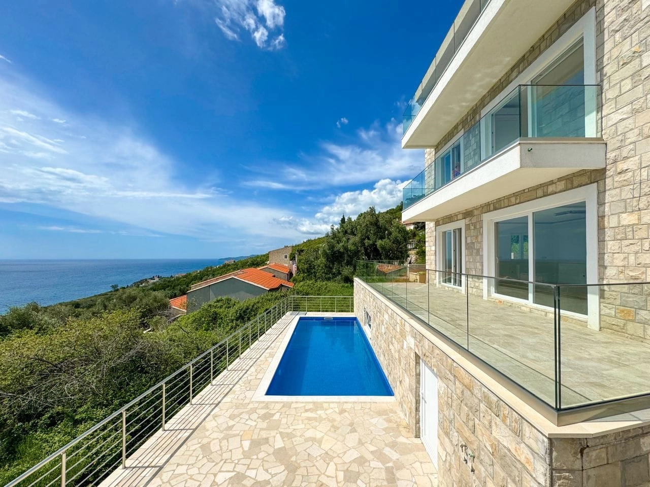 Trospratna-kuca-sa-bazenom-u-Rezevicima-Budva-1 Kuća 217 m² – Reževići, Budva — fotografija 2