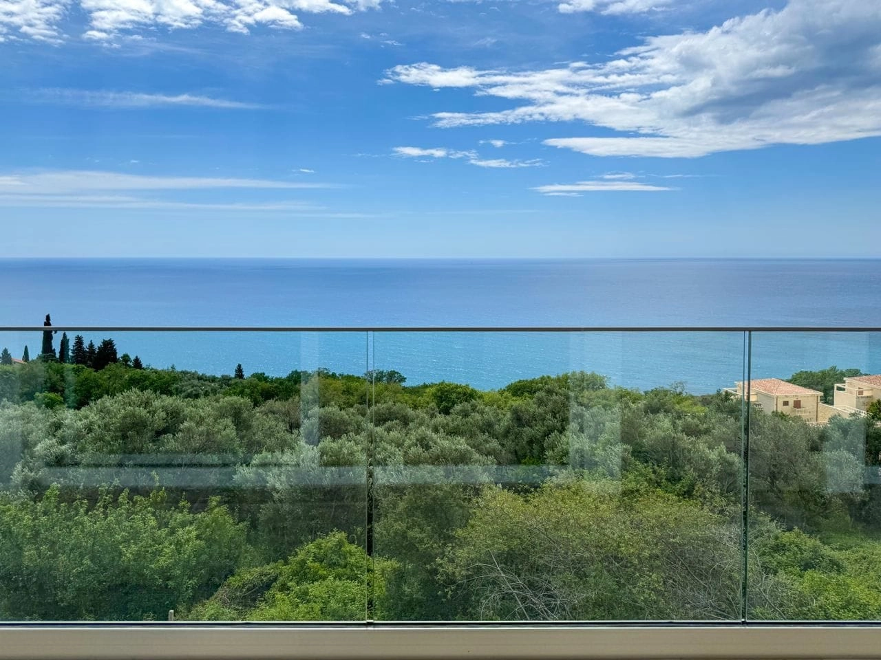 Trospratna-kuca-sa-bazenom-u-Rezevicima-Budva-2 Kuća 217 m² – Reževići, Budva — fotografija 3