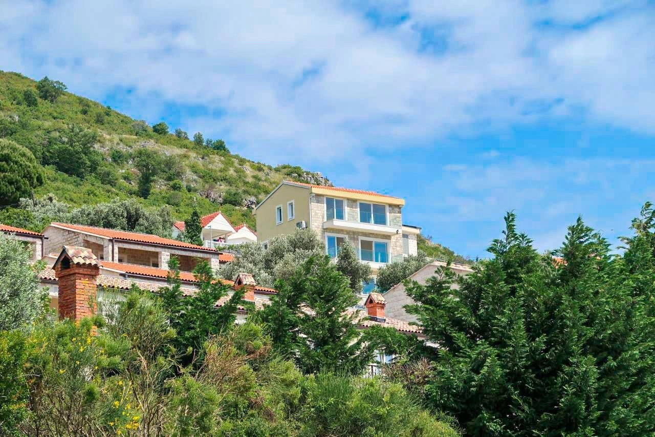 Trospratna-kuca-sa-bazenom-u-Rezevicima-Budva-4 Kuća 217 m² – Reževići, Budva — fotografija 5