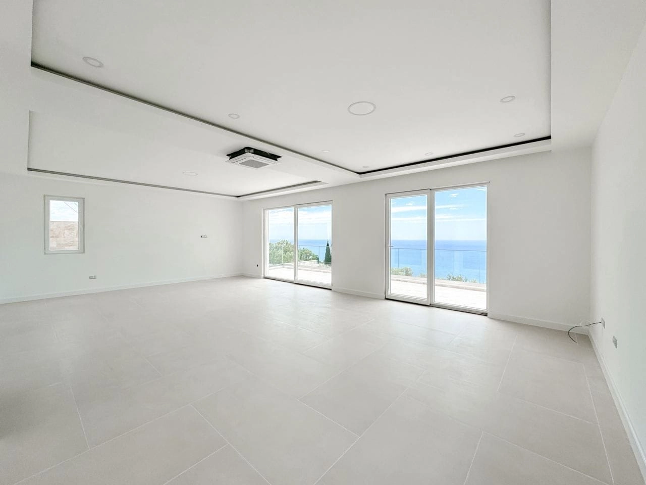 Trospratna-kuca-sa-bazenom-u-Rezevicima-Budva-8 Kuća 217 m² – Reževići, Budva — fotografija 9