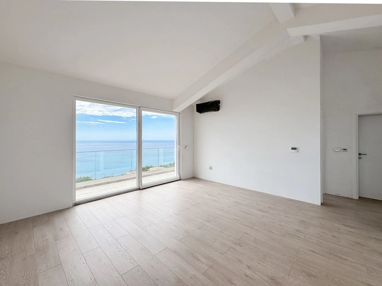 Trospratna-kuca-sa-bazenom-u-Rezevicima-Budva-9 Kuća 217 m² – Reževići, Budva — fotografija 10