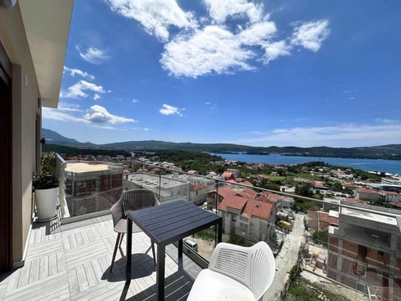 Penthaus sa terasom i pogledom na more