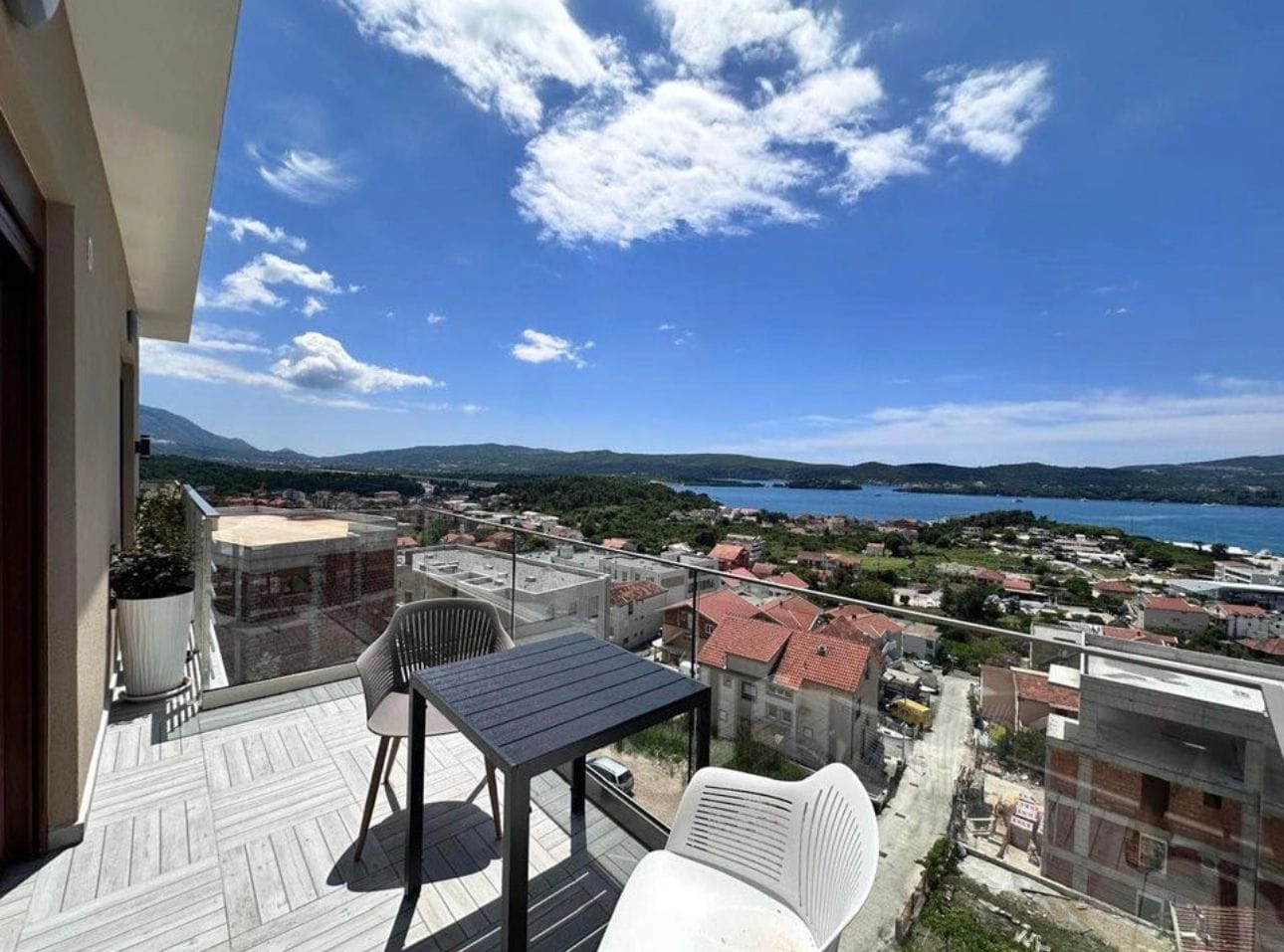 Penthaus-sa-terasom-i-pogledom-na-more-Tivat Penthaus sa terasom i pogledom na more