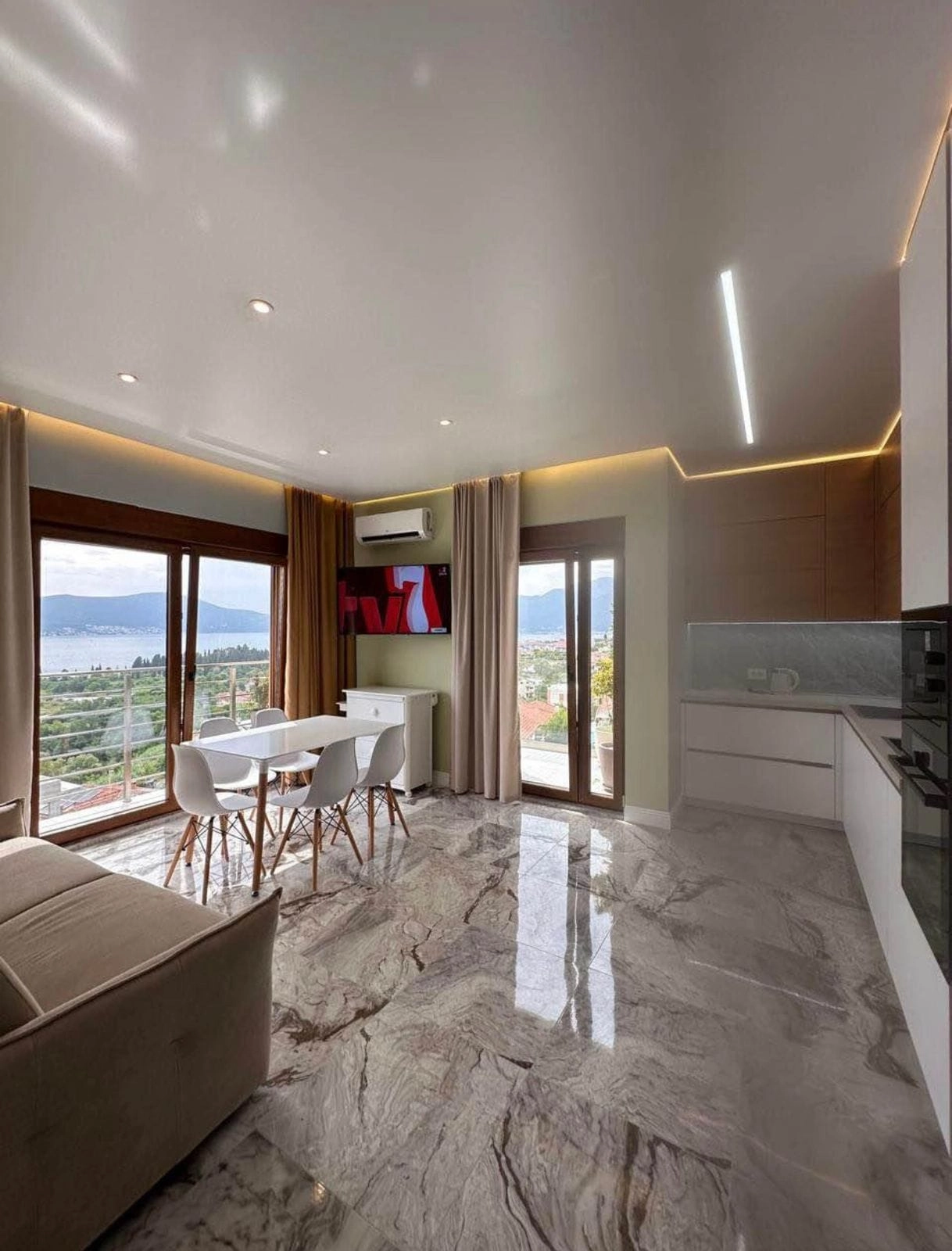 Penthaus-sa-terasom-i-pogledom-na-more-Tivat-1 Dvosoban stan 68 m² – Mažina, Tivat — fotografija 2