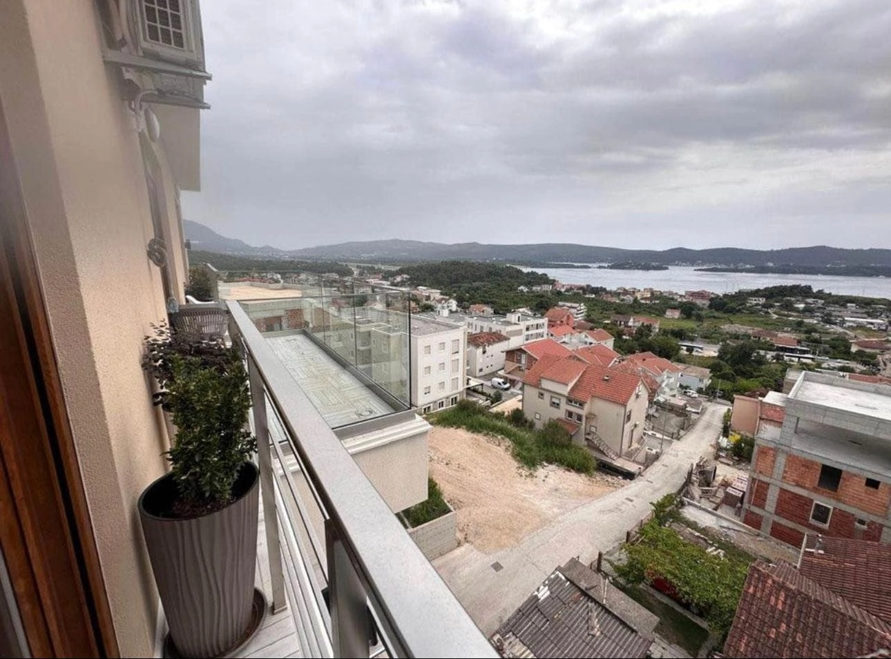 Penthaus-sa-terasom-i-pogledom-na-more-Tivat-2 Dvosoban stan 68 m² – Mažina, Tivat — fotografija 3