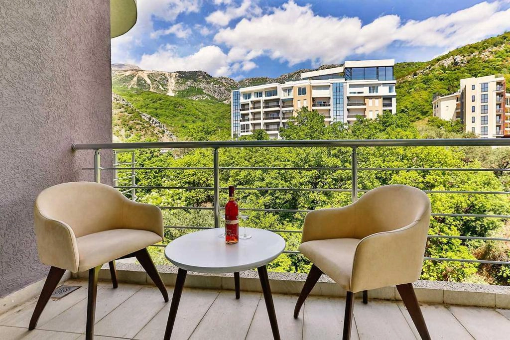 Dvosoban-stan-s-pogledom-na-more-Rafailovici-Budva-1 Dvosoban stan 90 m² – Rafailovići, Budva — fotografija 2