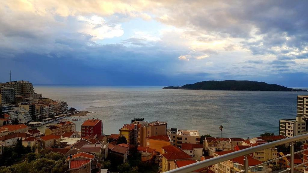 Dvosoban-stan-s-pogledom-na-more-Rafailovici-Budva-7 Dvosoban stan 90 m² – Rafailovići, Budva — fotografija 8