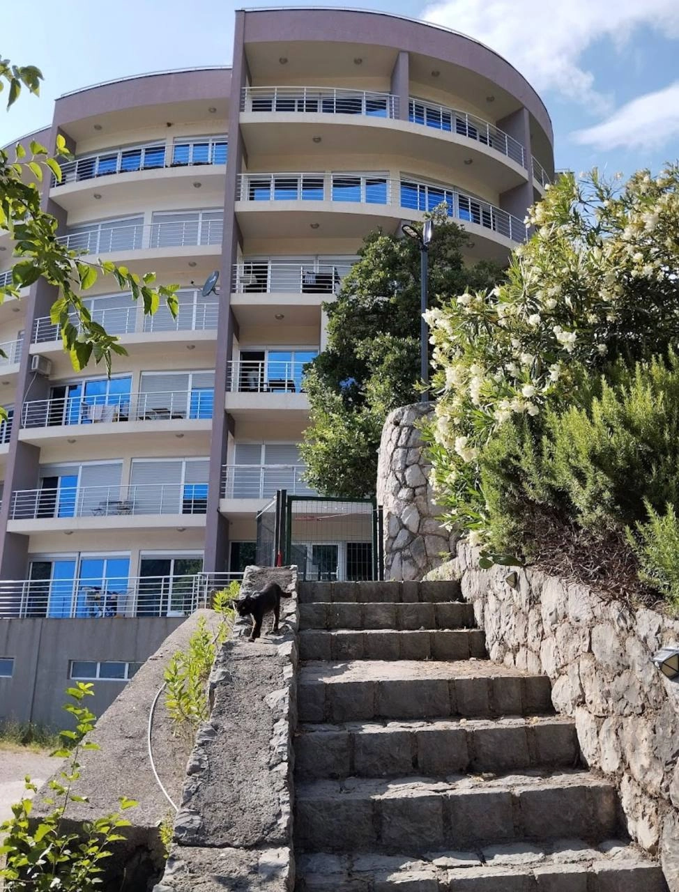 Dvosoban-stan-s-pogledom-na-more-Rafailovici-Budva-8 Dvosoban stan 90 m² – Rafailovići, Budva — fotografija 9