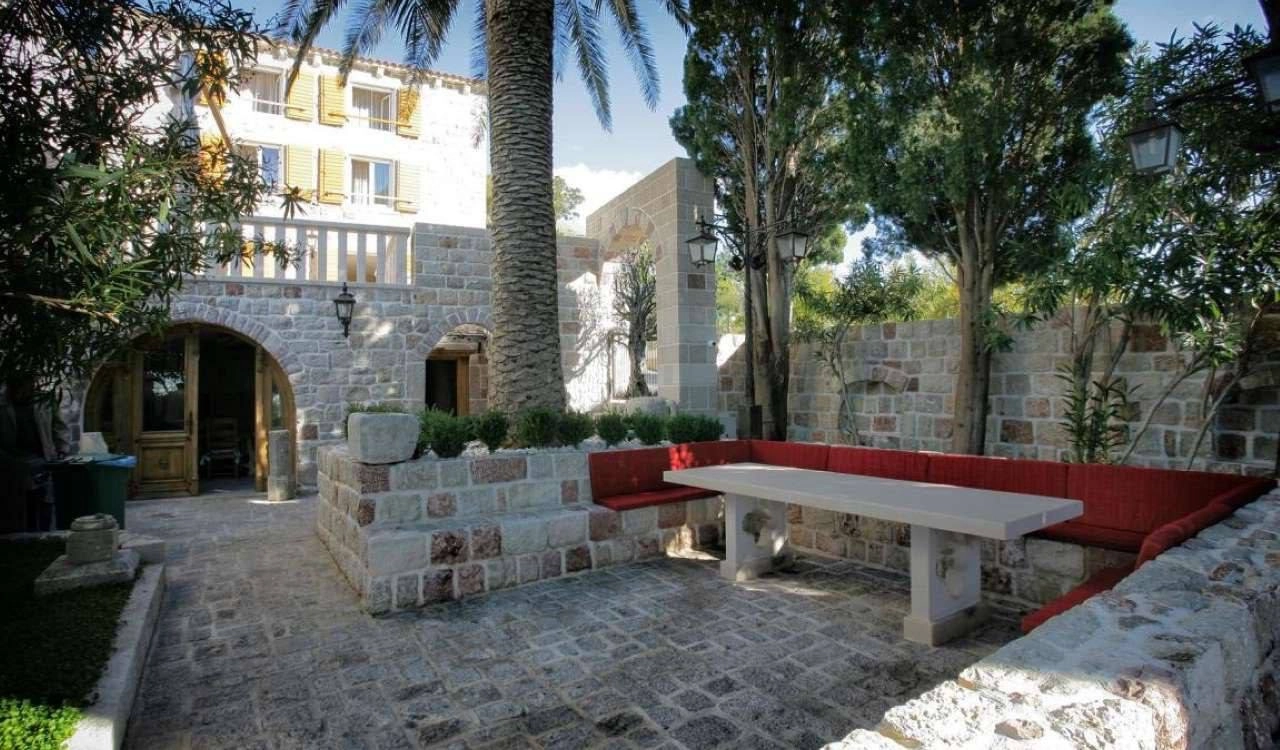 Kamena-kuca-sa-bazenom-i-pogledom-na-more-Skocidjevojka-Budva Kamena kuća sa bazenom i pogledom na more