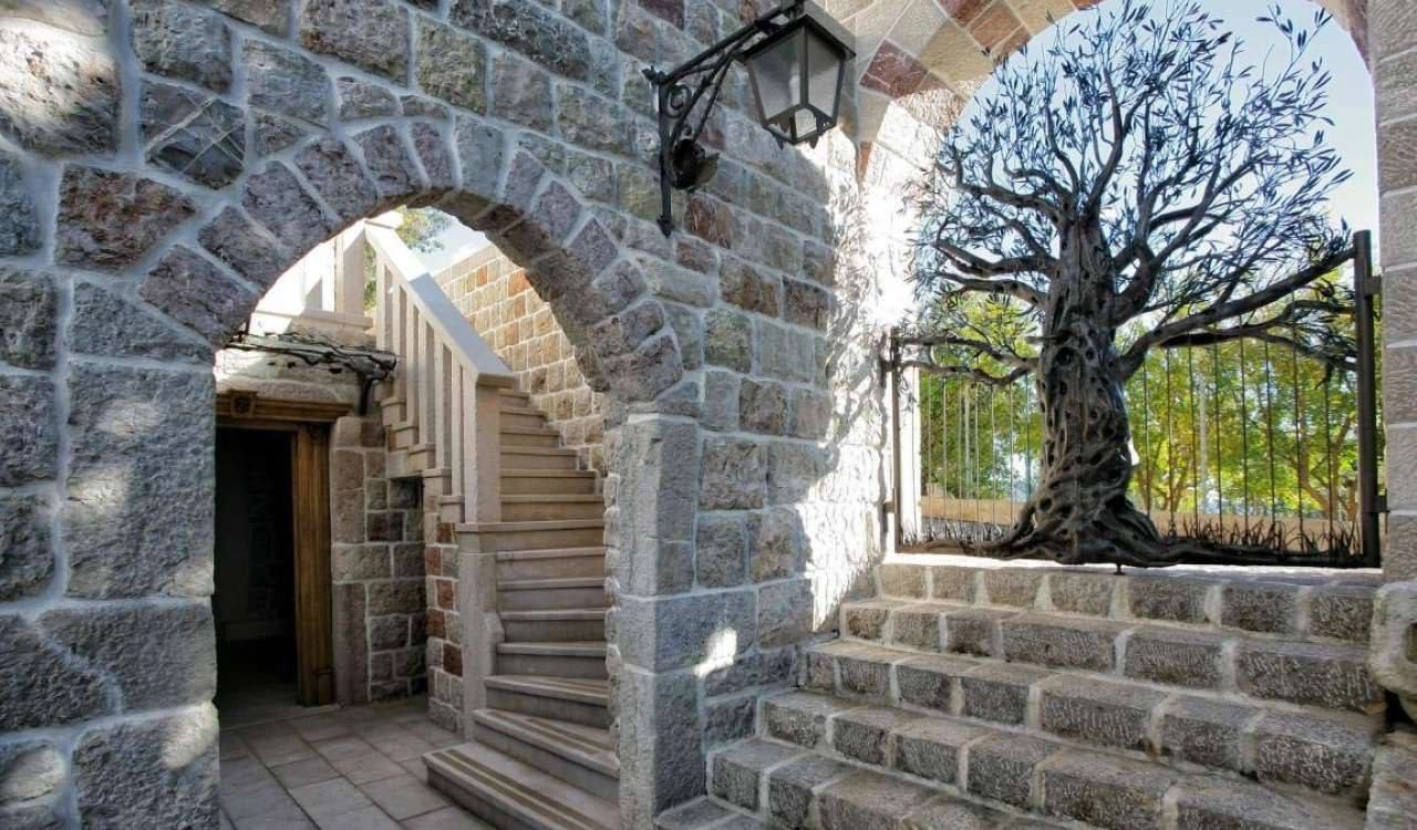 Kamena-kuca-sa-bazenom-i-pogledom-na-more-Skocidjevojka-Budva-2 Kuća 256 m² – Skočiđevojka, Budva — fotografija 3