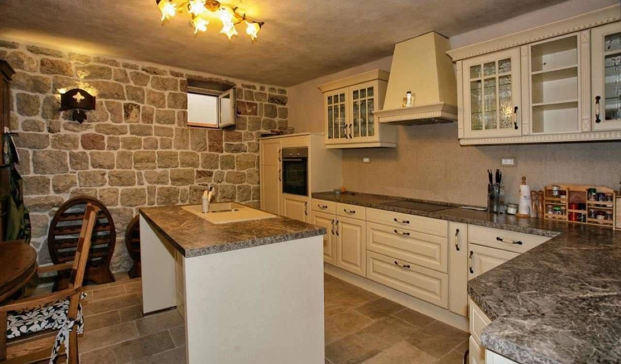 Kamena-kuca-sa-bazenom-i-pogledom-na-more-Skocidjevojka-Budva-5 Kuća 256 m² – Skočiđevojka, Budva — fotografija 6