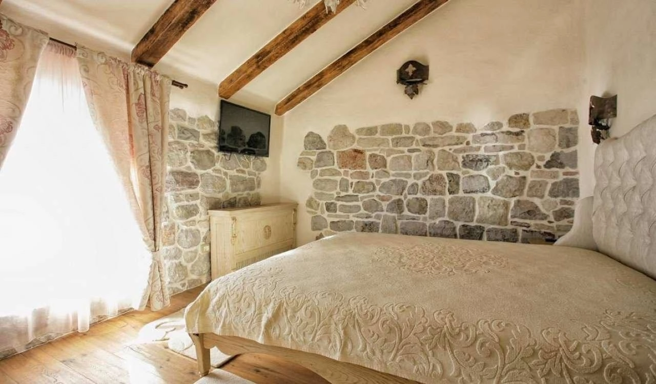 Kamena-kuca-sa-bazenom-i-pogledom-na-more-Skocidjevojka-Budva-8 Kuća 256 m² – Skočiđevojka, Budva — fotografija 9