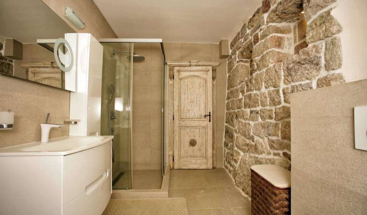 Kamena-kuca-sa-bazenom-i-pogledom-na-more-Skocidjevojka-Budva-9 Kuća 256 m² – Skočiđevojka, Budva — fotografija 10